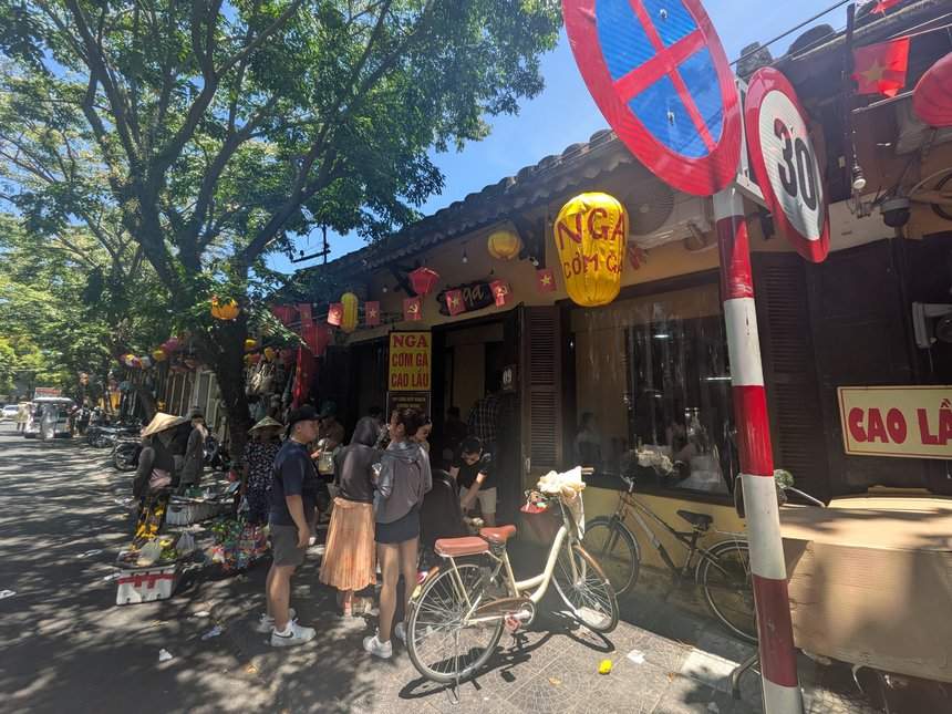 ホイアンのファンチャウチン通りにあるコムガー・ガーの店先。昼どきに店の前の歩道まで客が並んでいる