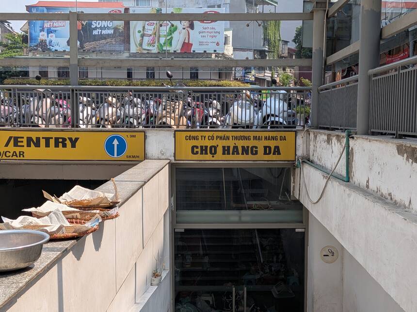 ハンザ市場の「CHỢ HÀNG DA」の看板が出た地下への入口