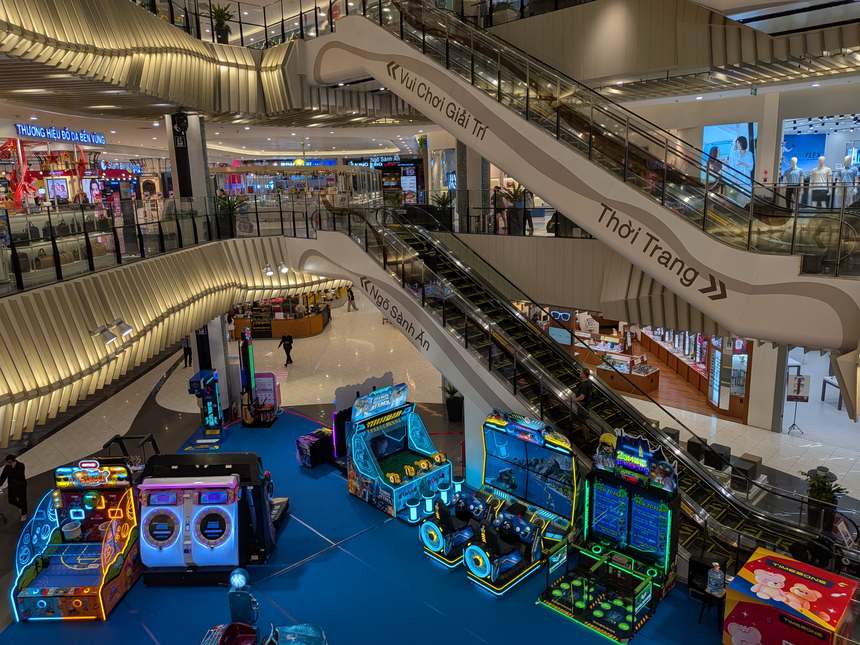 イオンモール・ハドン店の吹き抜け｜エスカレーター脇の行き先表示とゲームセンター