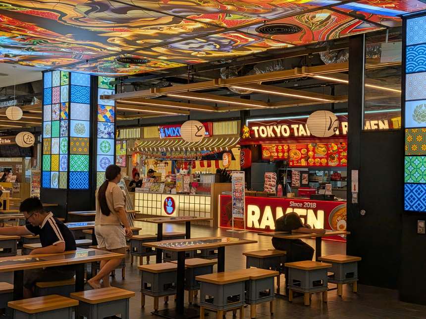 イオンモール・ハドン店のフードコート｜ねぶたの武者絵と紅葉が描かれた光る天井