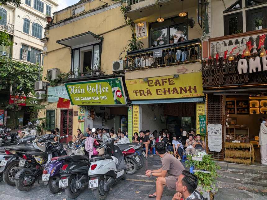 ハノイ大教会の前のニャートー通り。チャーチャインの店の前に低い椅子が並び、大勢の人が座っている