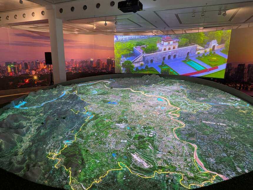 4階の3Dマッピング。円形の地形模型に都市計画の映像が投影される