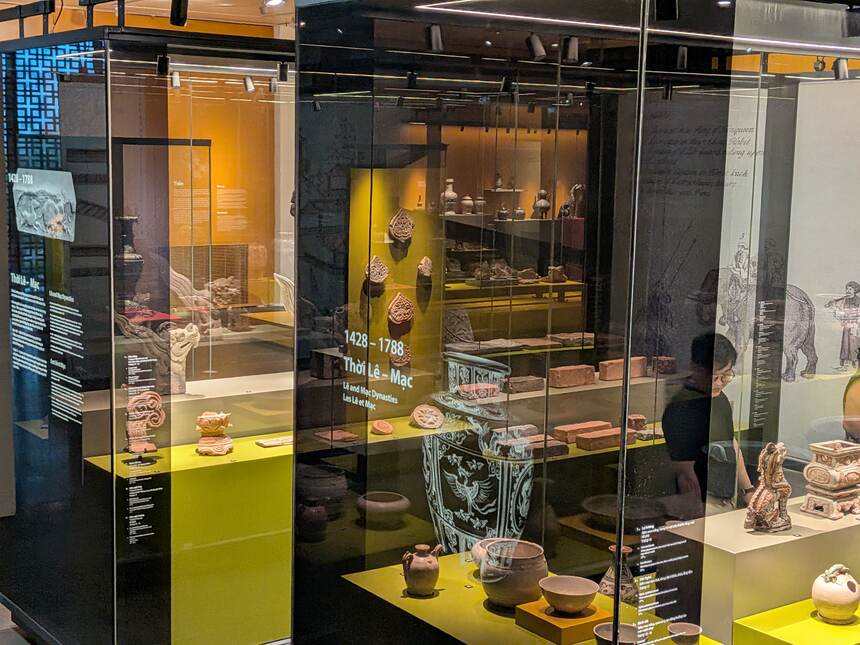 黄色い展示台に並ぶ陶磁器のコレクション