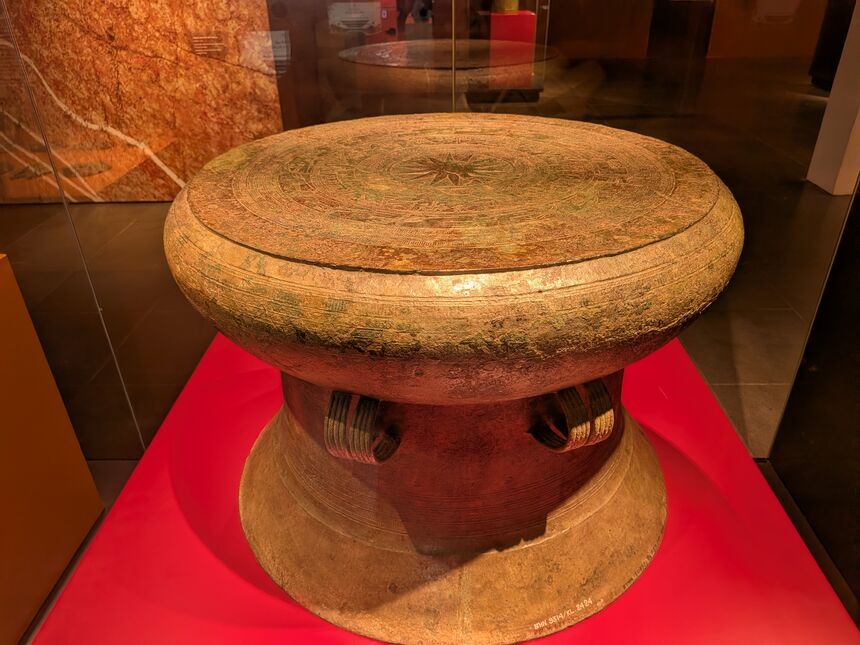 赤い展示台に置かれたコーロアの銅鼓