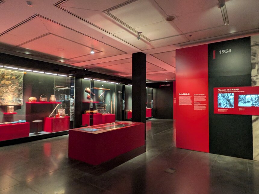 赤を基調にしたハノイ博物館の展示室