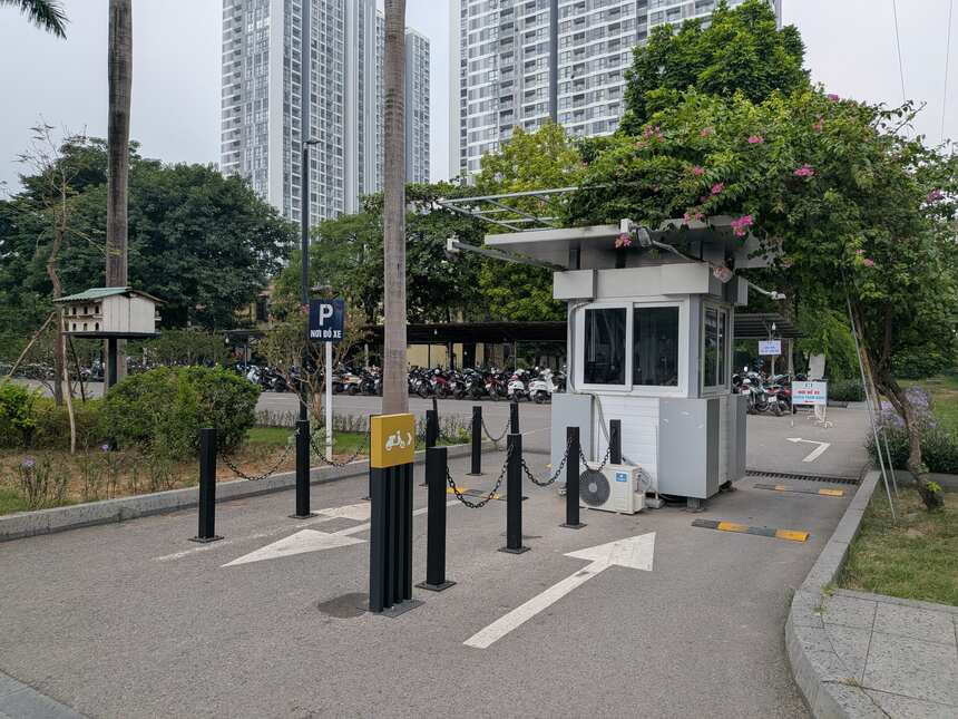 ハノイ博物館の入口ゲートと警備の詰所