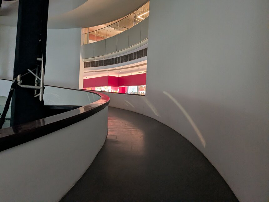 ハノイ博物館の館内。階をつなぐらせん状のスロープ