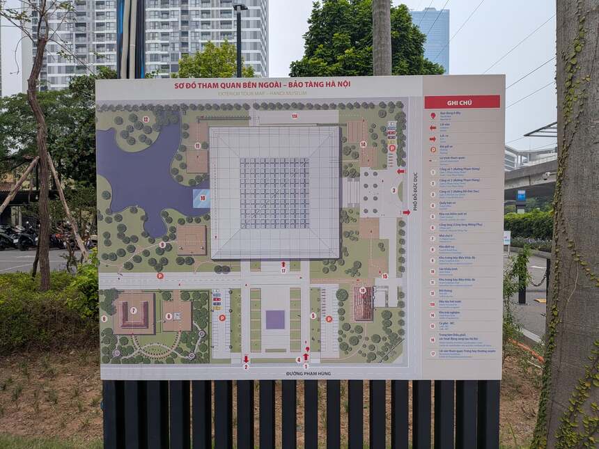 ハノイ博物館の屋外配置図。門・券売所・屋外展示の位置が示されている