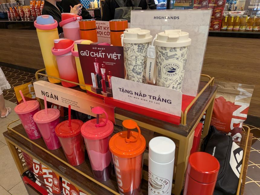 ハイランズコーヒー店内の物販ワゴン|タンブラー、保温ボトル、ストロー付きカップが並ぶ
