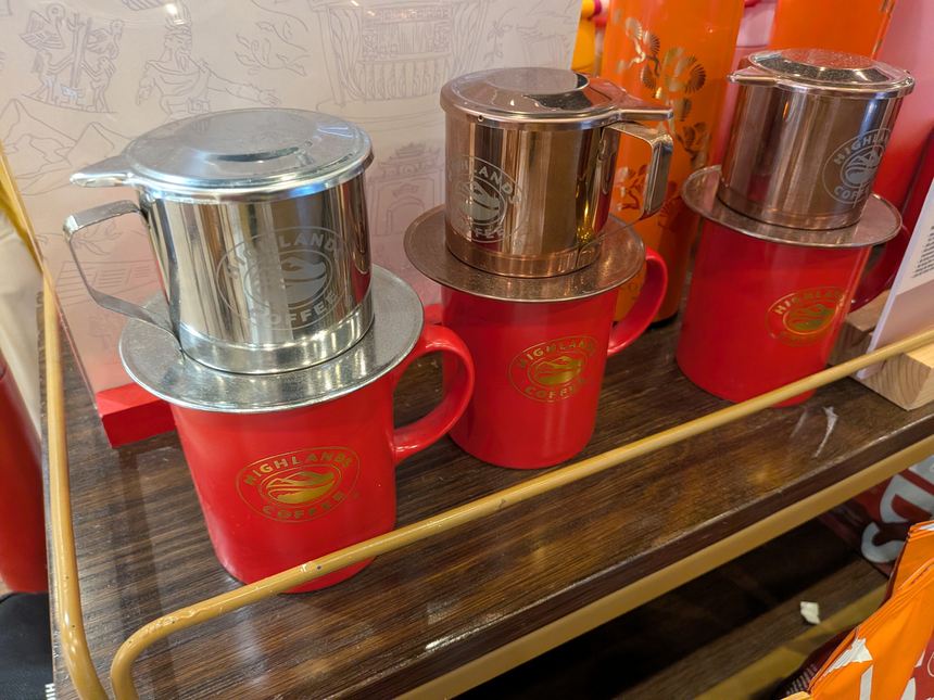 ハイランズコーヒーの赤いマグカップにステンレス製のフィンを乗せた物販の陳列