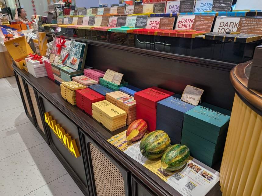 ホーチミン高島屋B2のALLUVIAの売り場。ギフト箱とカカオの実が並ぶカウンター