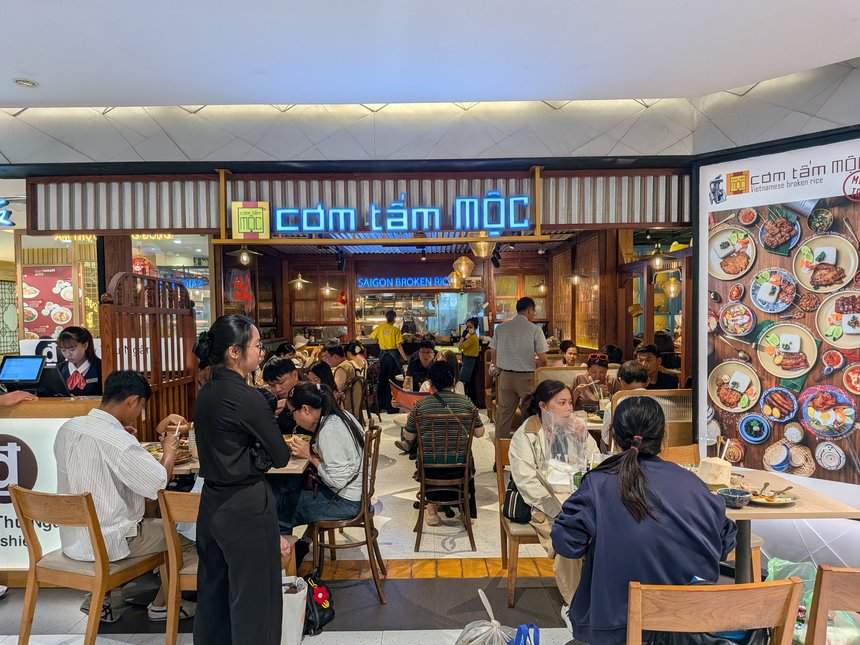 ホーチミン高島屋B2のCơm Tấm Mộc(コムタム・モック)。席で食事をする客で混み合う店内