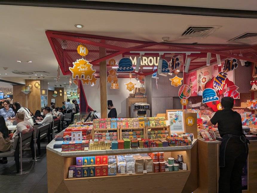 ホーチミン高島屋B2のMAROU STATION。カラフルな板チョコが並ぶカウンターと奥の飲食スペース