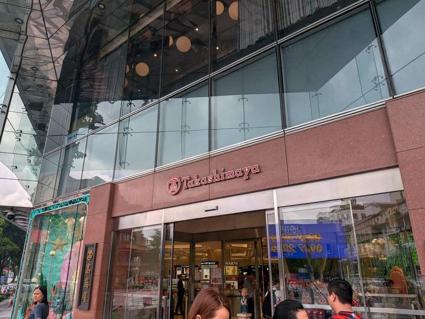 ホーチミン高島屋の入口。赤い外壁にTakashimayaのロゴとガラス扉