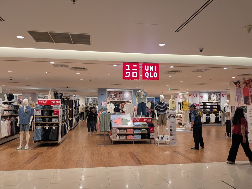サイゴンセンターL4のユニクロ。赤いロゴの下にマネキンと衣料品が並ぶ売り場