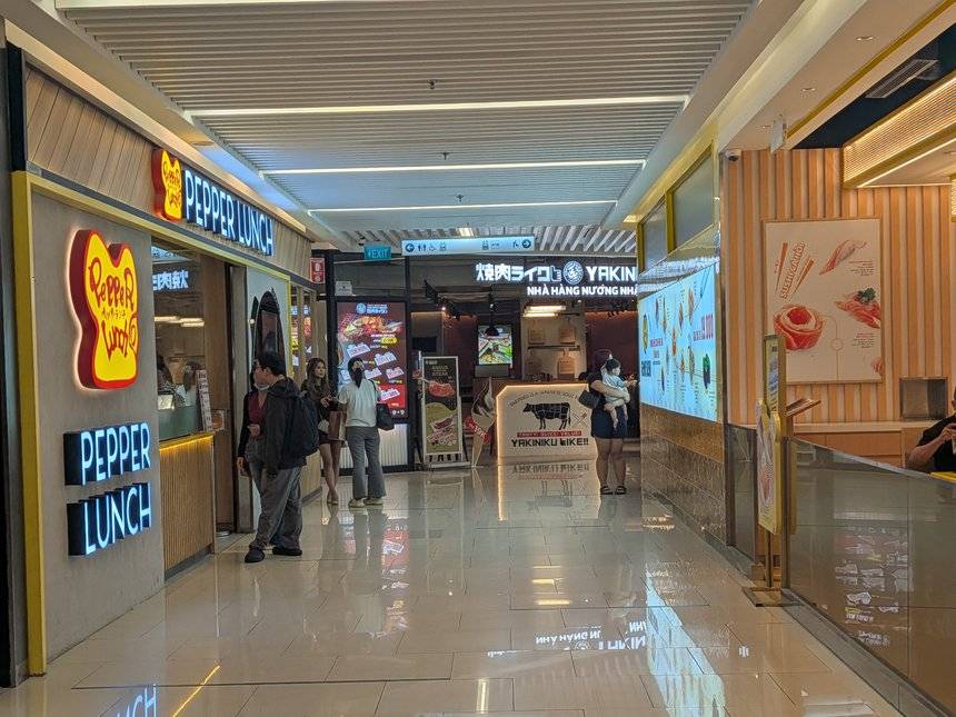 サイゴンセンターL5のレストラン通路。ペッパーランチの看板と奥の焼肉店