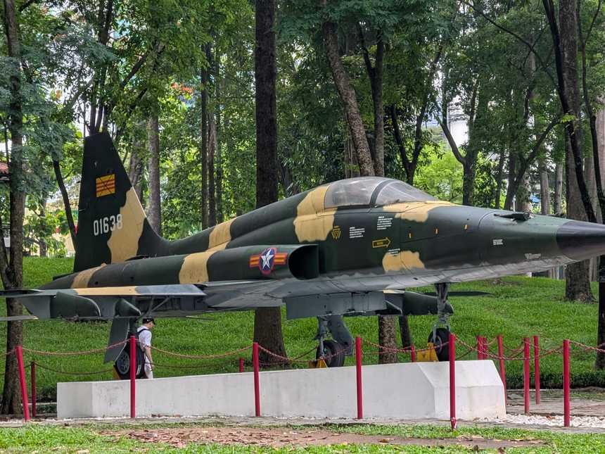 統一会堂の敷地に展示されたF-5E戦闘機。南ベトナム空軍の迷彩塗装で、尾翼に01638の番号