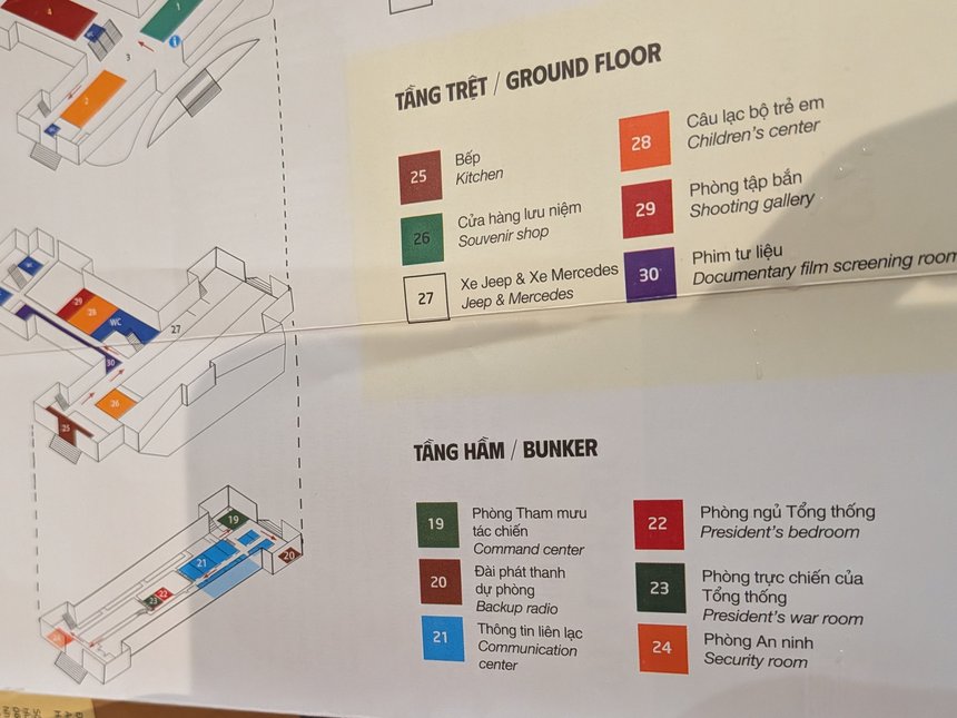 統一会堂の館内地図。Tầng trệt（Ground floor）の25〜30番と、Tầng hầm（Bunker）の19〜24番の部屋の名前が並ぶ