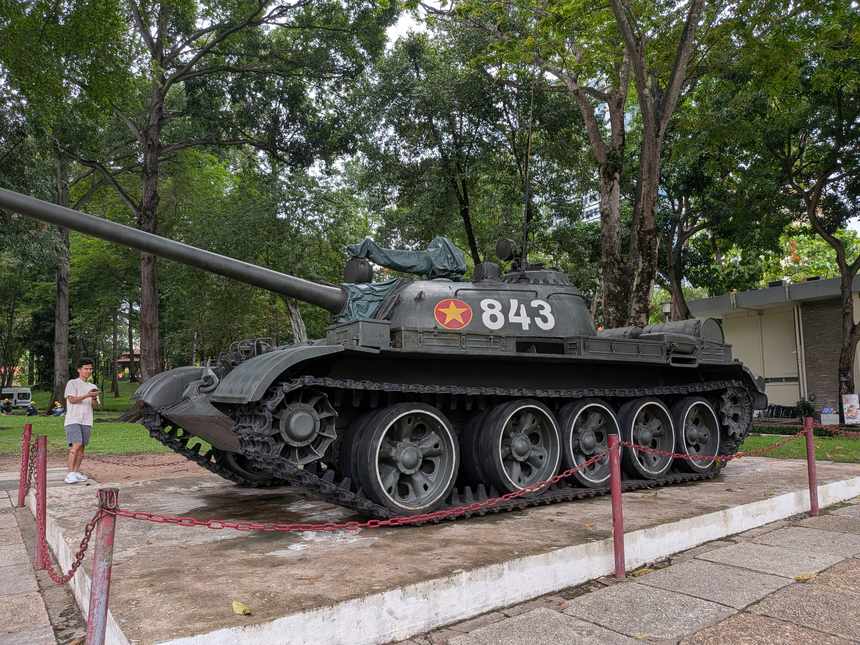 統一会堂の敷地に展示された車体番号843のT-54戦車。砲塔に赤地に黄色い星の印がある