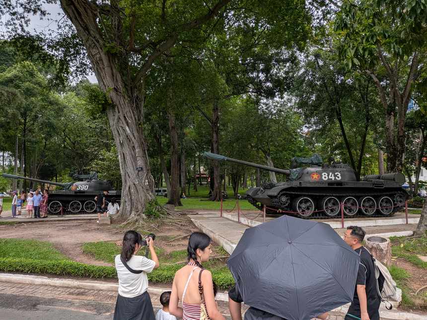 統一会堂の敷地の木立の中に並ぶ2台の戦車。左が車体番号390、右が843
