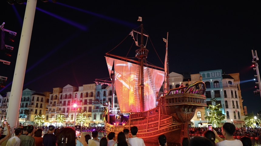 運河の上の船の舞台で行われる夜のショー「The Grand Voyage」