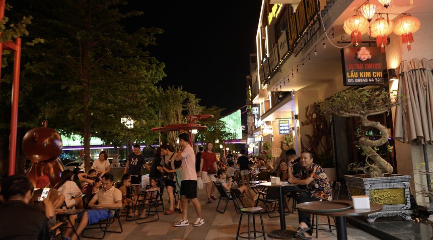 Kタウンの飲食店の通り。提灯の下にテラス席が並ぶ