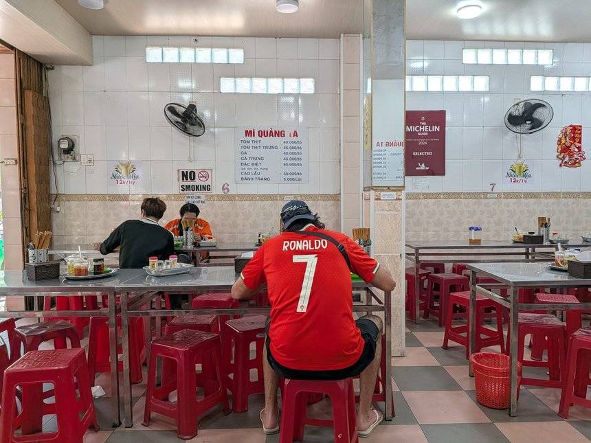 ミークアン1Aの店内。ステンレスのテーブルと赤いプラスチックの椅子が並ぶ