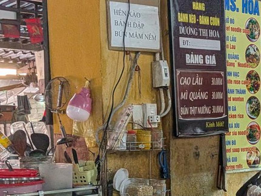ホイアン市場の麺の屋台に掛かる値段表。CAO LẦU、MÌ QUẢNG、BÚN THỊT NƯỚNGがどれも30,000ドン