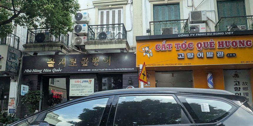 ハングルの看板が並ぶ通り。韓国料理店と韓国式の理容室