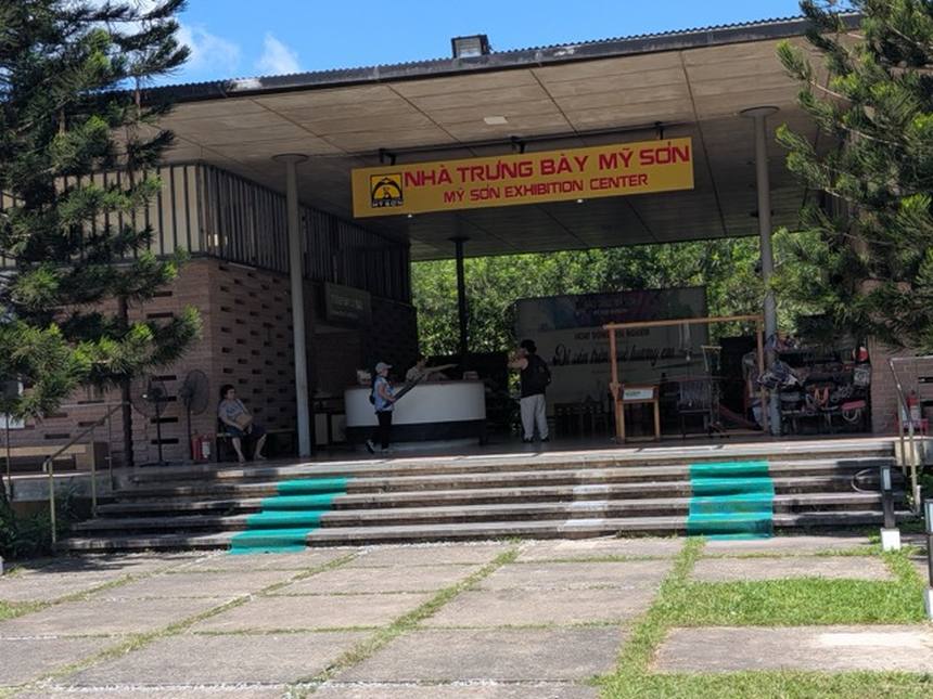 ミーソン博物館の建物。NHA TRUNG BAY MY SON、MY SON EXHIBITION CENTERの看板が出ている
