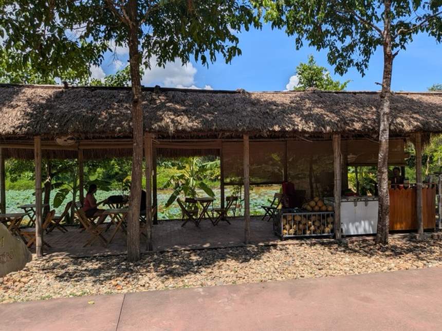 ミーソン遺跡の蓮池のほとりにある、茅葺き屋根の休憩スペース