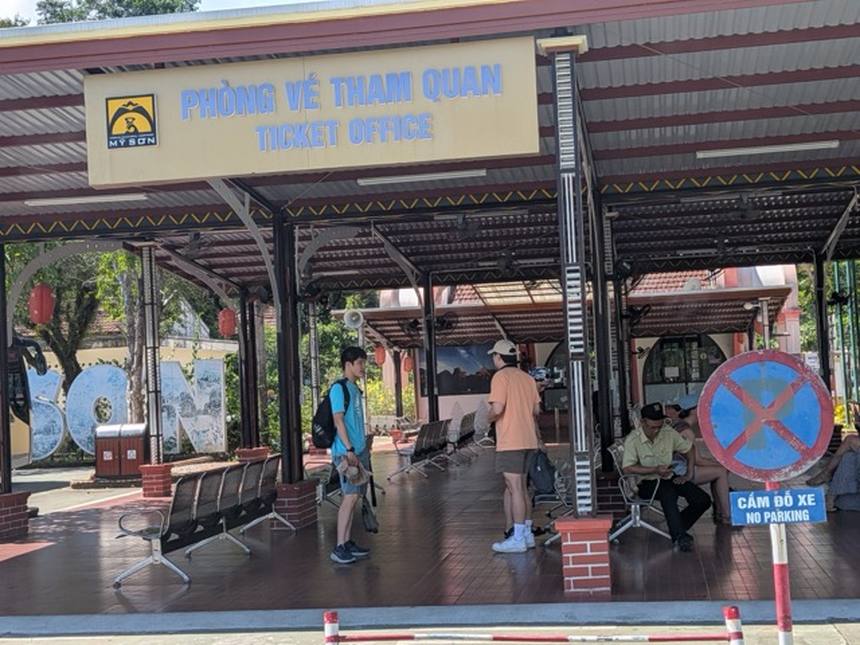 ミーソン遺跡の券売所。PHONG VE THAM QUAN、TICKET OFFICEの看板が出ている
