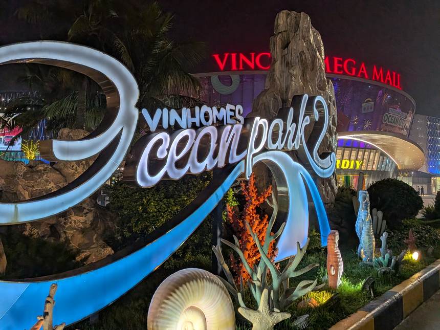 ビンホームズ・オーシャンパーク2の看板。奥にショッピングモールのVincom Mega Mallが見える