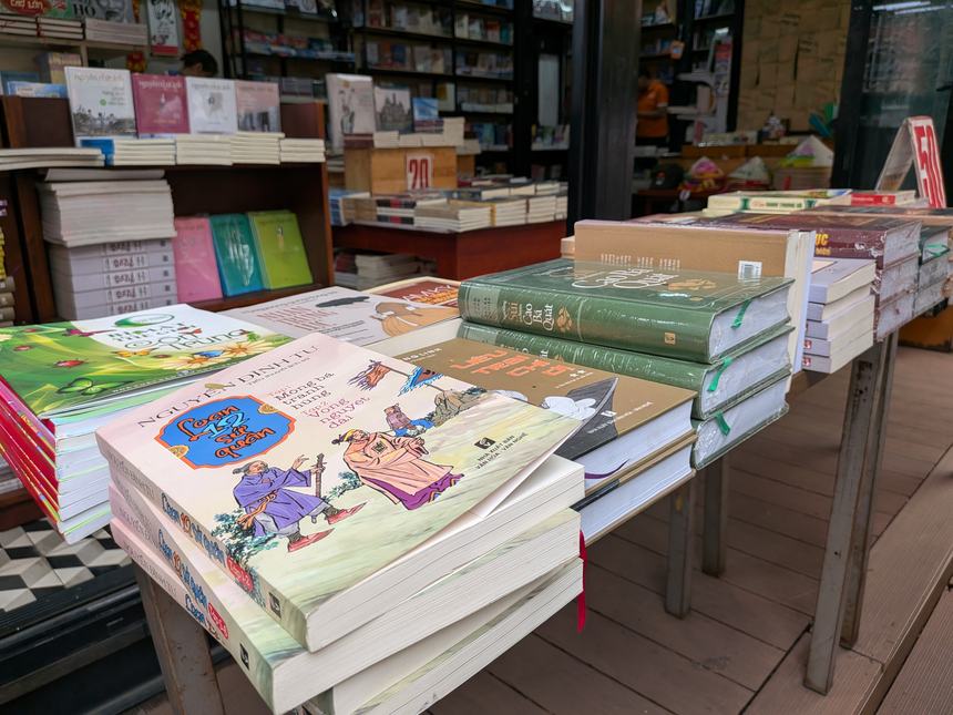 ホーチミン市ブックストリートの書店の前の台に、ベトナム語の本が平積みにされている