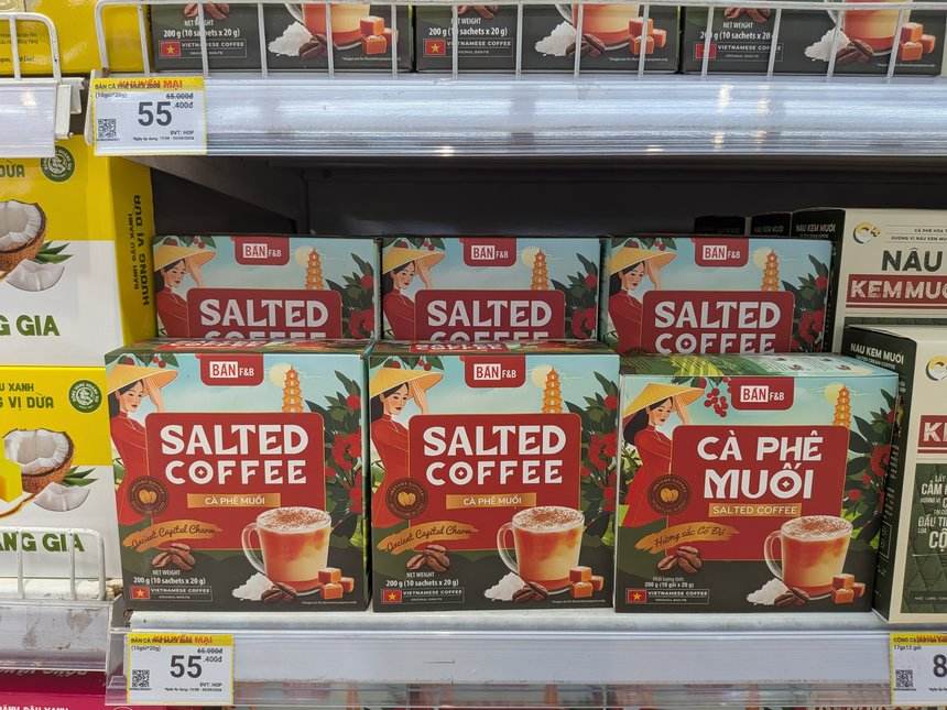 スーパーの棚に並ぶBẢN F&Bの「SALTED COFFEE／CÀ PHÊ MUỐI」の赤い箱。値札は55,400ドン。