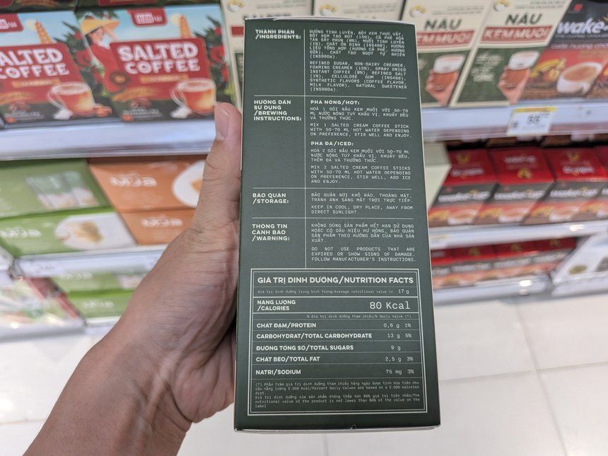 コンカフェのNâu Kem Muốiの箱の裏面。原材料、ホットとアイスの作り方、1本17gで80kcalの栄養表示が書かれている。