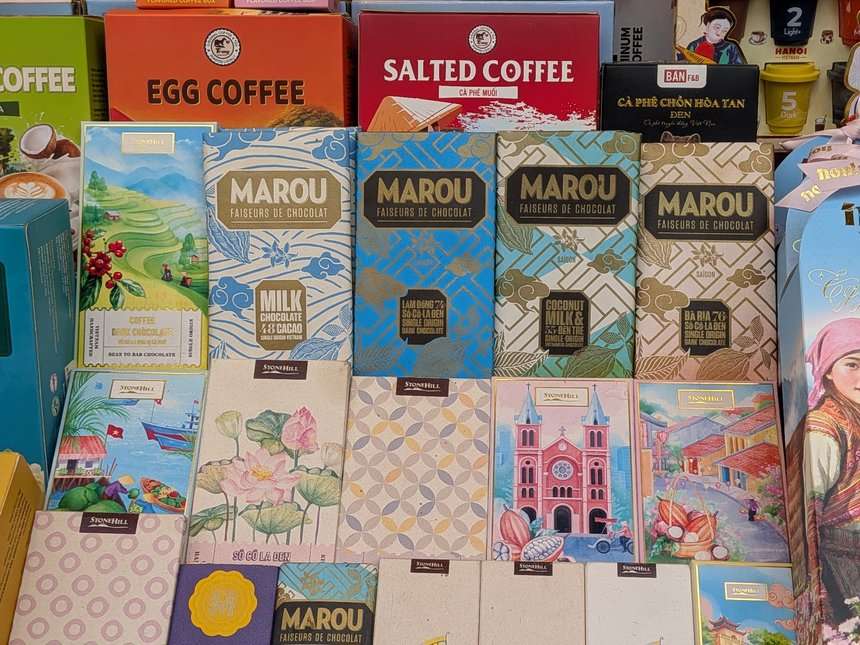 お土産店の棚。「SALTED COFFEE cà phê muối」の赤い箱が、EGG COFFEEの箱やMarouのチョコレートと並んでいる。