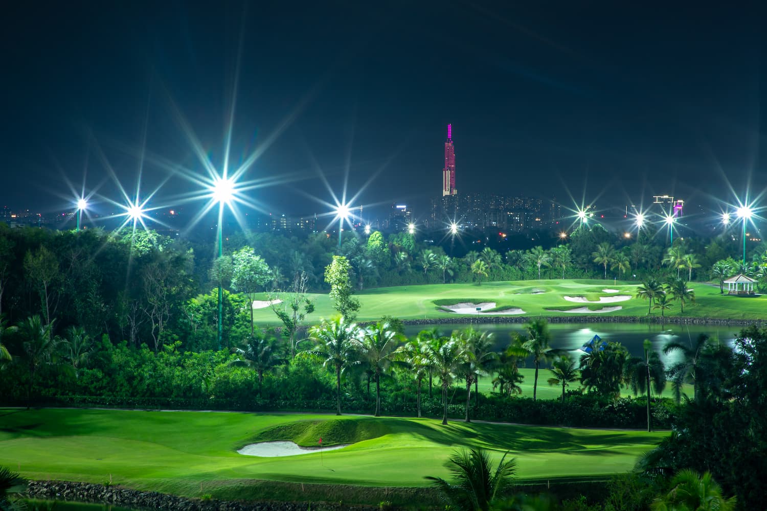 ホーチミン市街地の夜景を背景にしたタンソンニャットゴルフコースのナイター風景