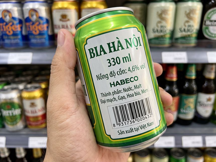 ハノイビール缶の裏面表示。アルコール度数4.6%、原材料に麦芽・米・ホップ・酵母の記載