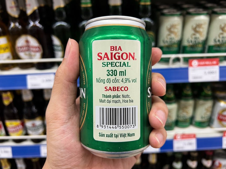 サイゴン・スペシャルの缶裏面表示。度数4.9%、原材料は大麦麦芽とホップのみで米不使用