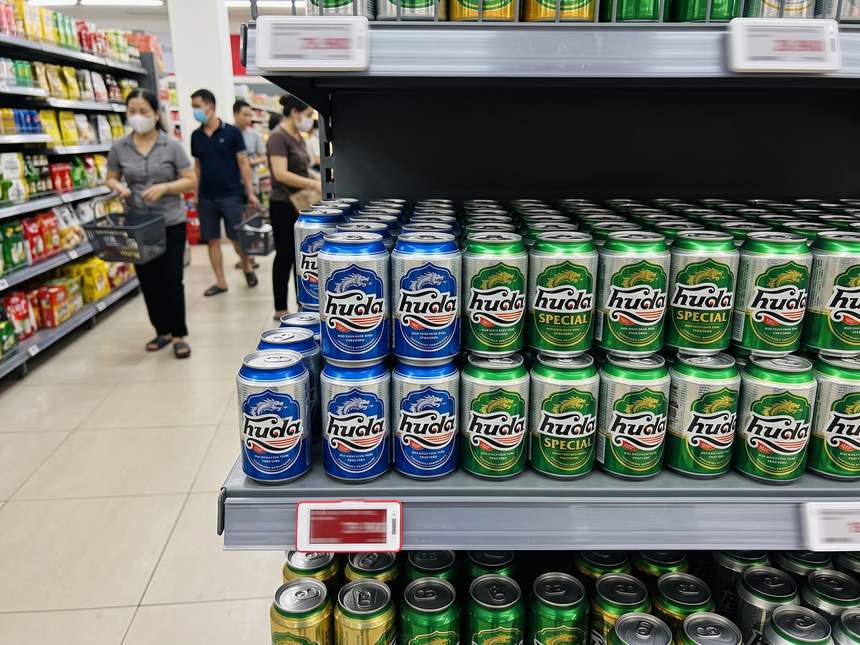 スーパーの棚に並ぶHudaビール。手前の値札が不鮮明で正確な価格は読み取れない