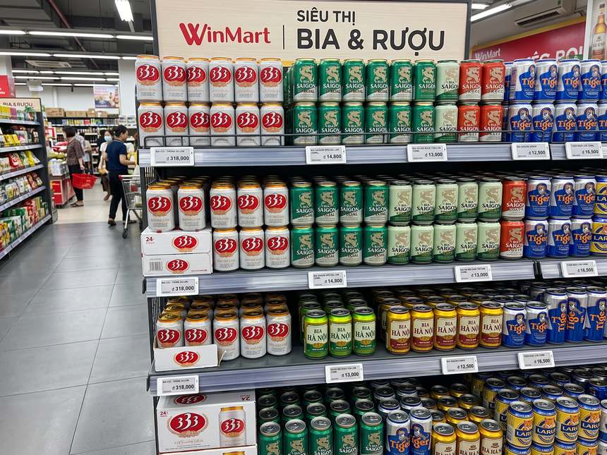 ベトナムのスーパー(WinMart)のビール売り場に並ぶ缶ビールと価格表示