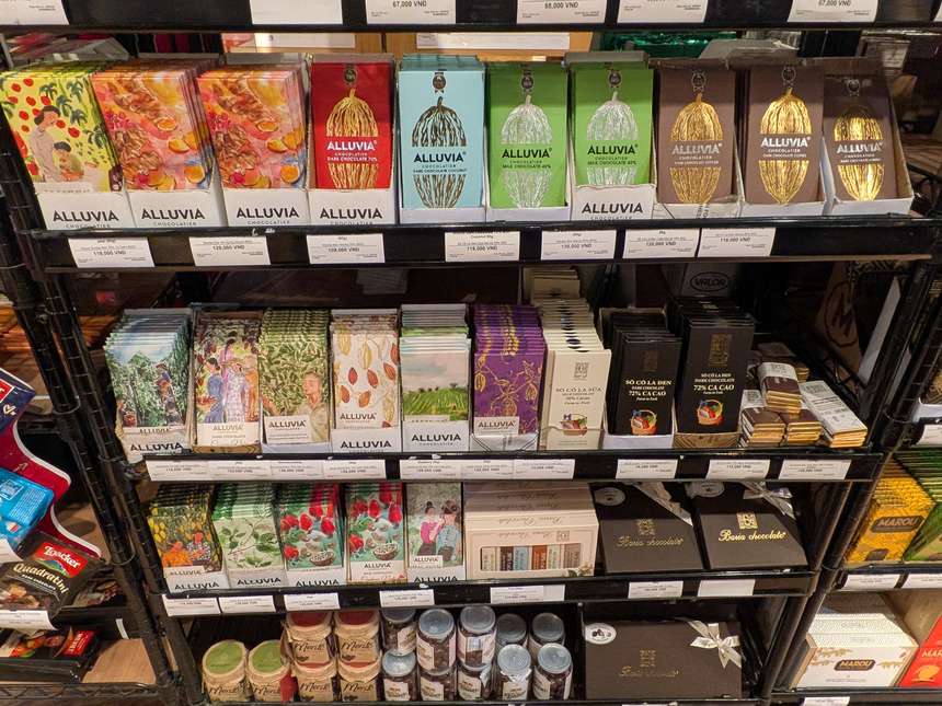 Alluviaの板チョコが値札とともに並ぶ棚
