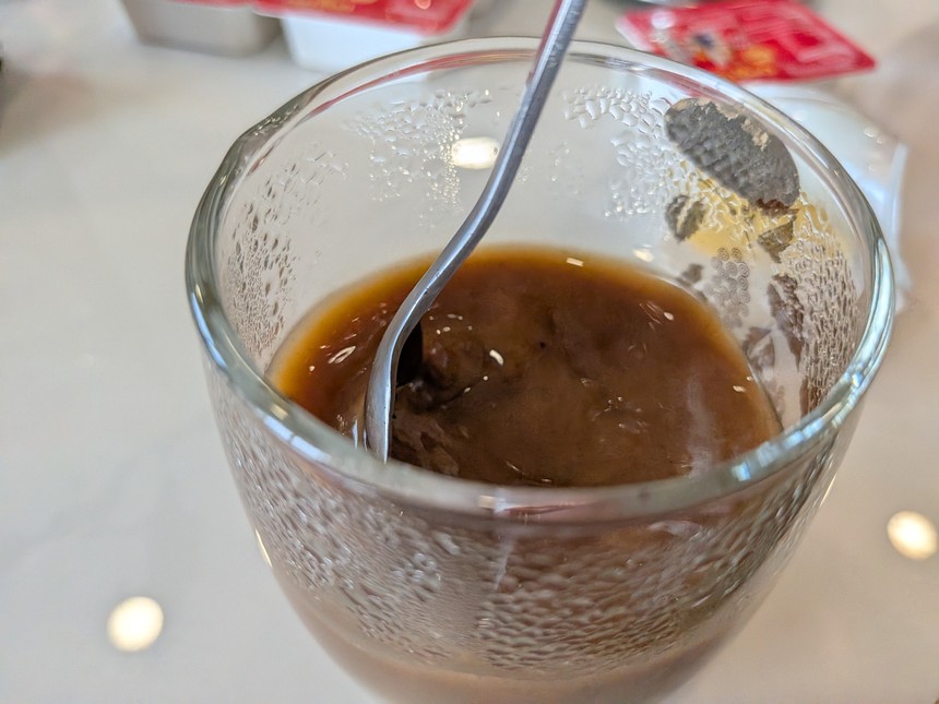 練乳を注いだコーヒーをスプーンで混ぜているところ