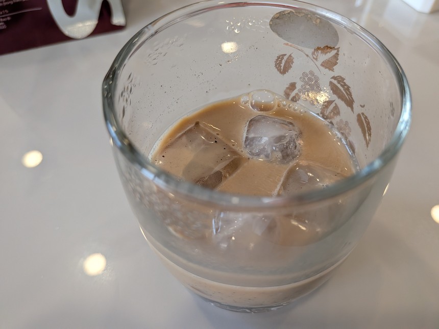 練乳コーヒーに氷を入れたアイス(カフェ・スア・ダー)