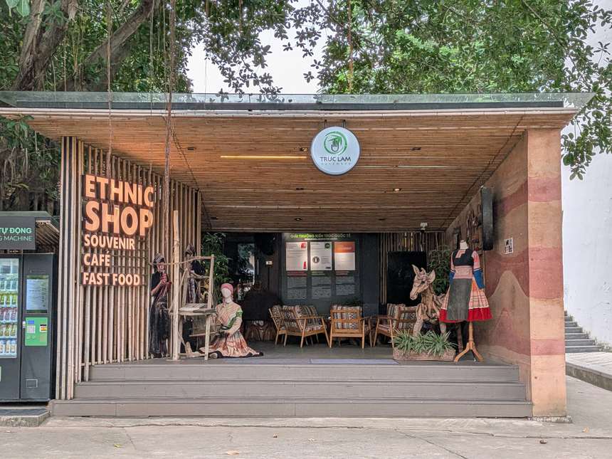 建築の庭にある ETHNIC SHOP