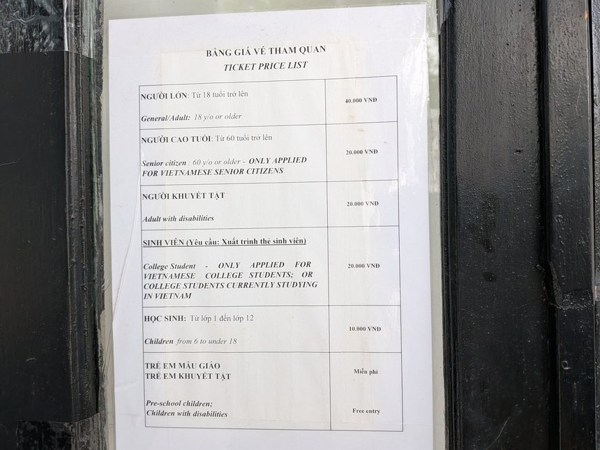 ベトナム民族学博物館のチケット売り場に貼られた料金表