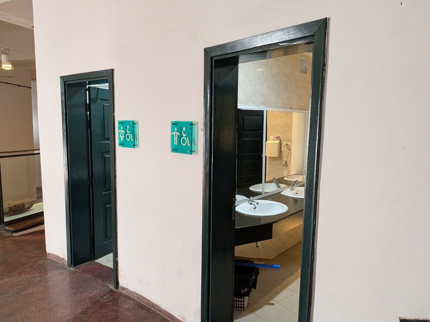 館内のトイレの入口と洗面台