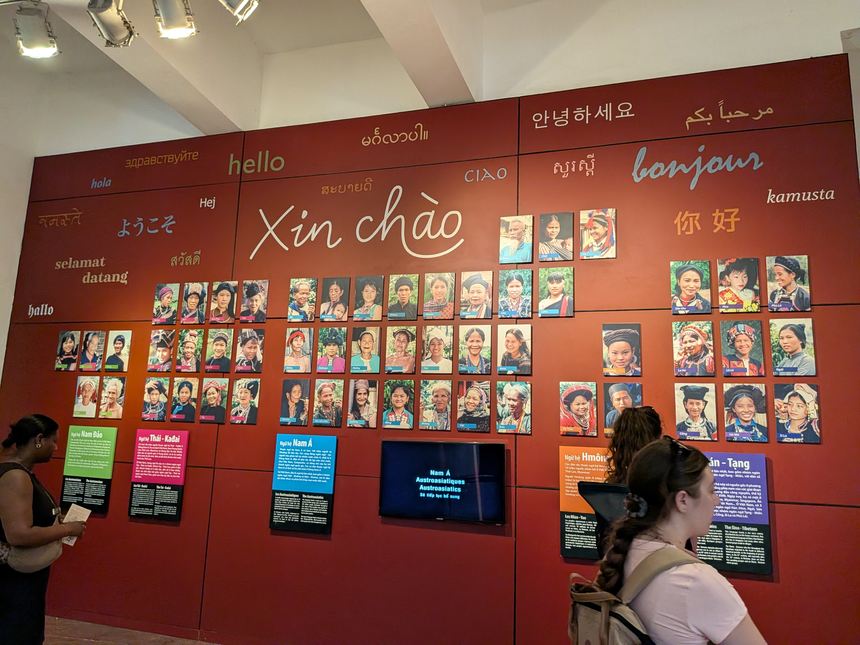 館内入口の「Xin chào」の壁と54民族の顔写真