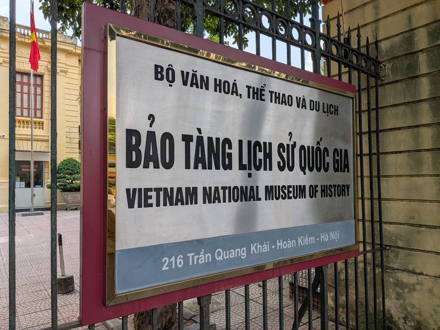 ベトナム国立歴史博物館の2号館の門に掛かる看板。BẢO TÀNG LỊCH SỬ QUỐC GIAの下に216 Trần Quang Khảiの住所